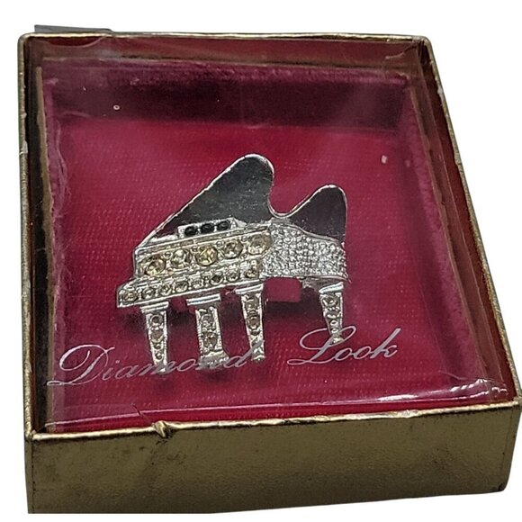 Diamond Look by Kramer Brooch Silver Plate Rhinestone Studded Grand Piano 1960s - Picture 2 of 9